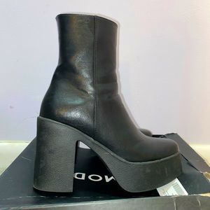 womens black platform boots from the brand lamoda size 6 only worn 3x